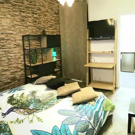 Gite Urbain-Les Appartements D'Hotes De La Vertu 1Er Etage *